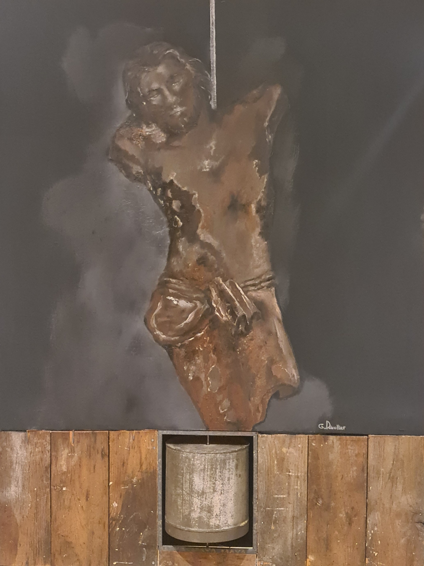 Prières — torse sculptural suspendu sur fond gris, huile sur toile, Galerie AINAY