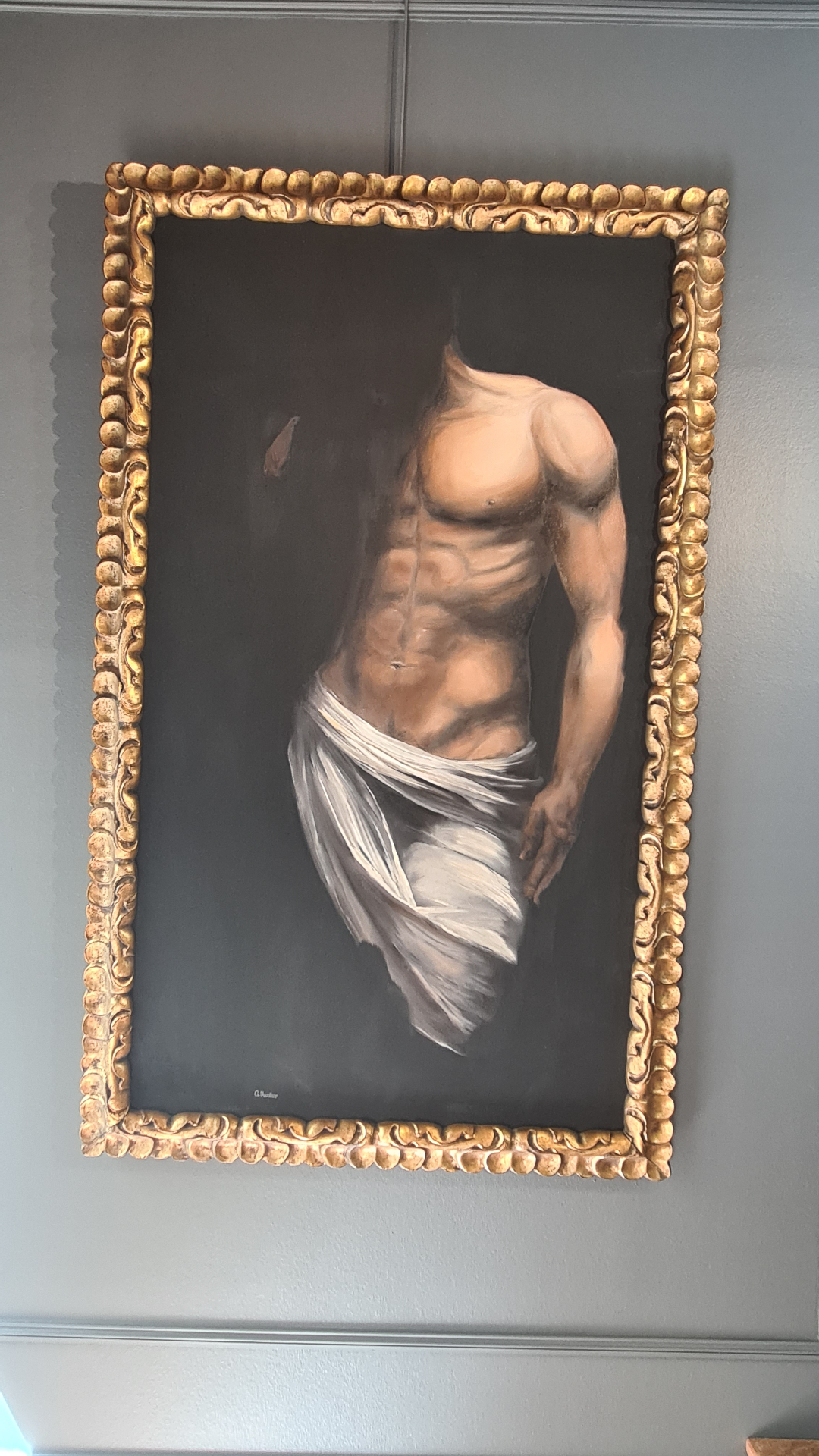 Calme et posée — torse masculin drapé dans un cadre baroque doré, huile sur toile, Galerie AINAY