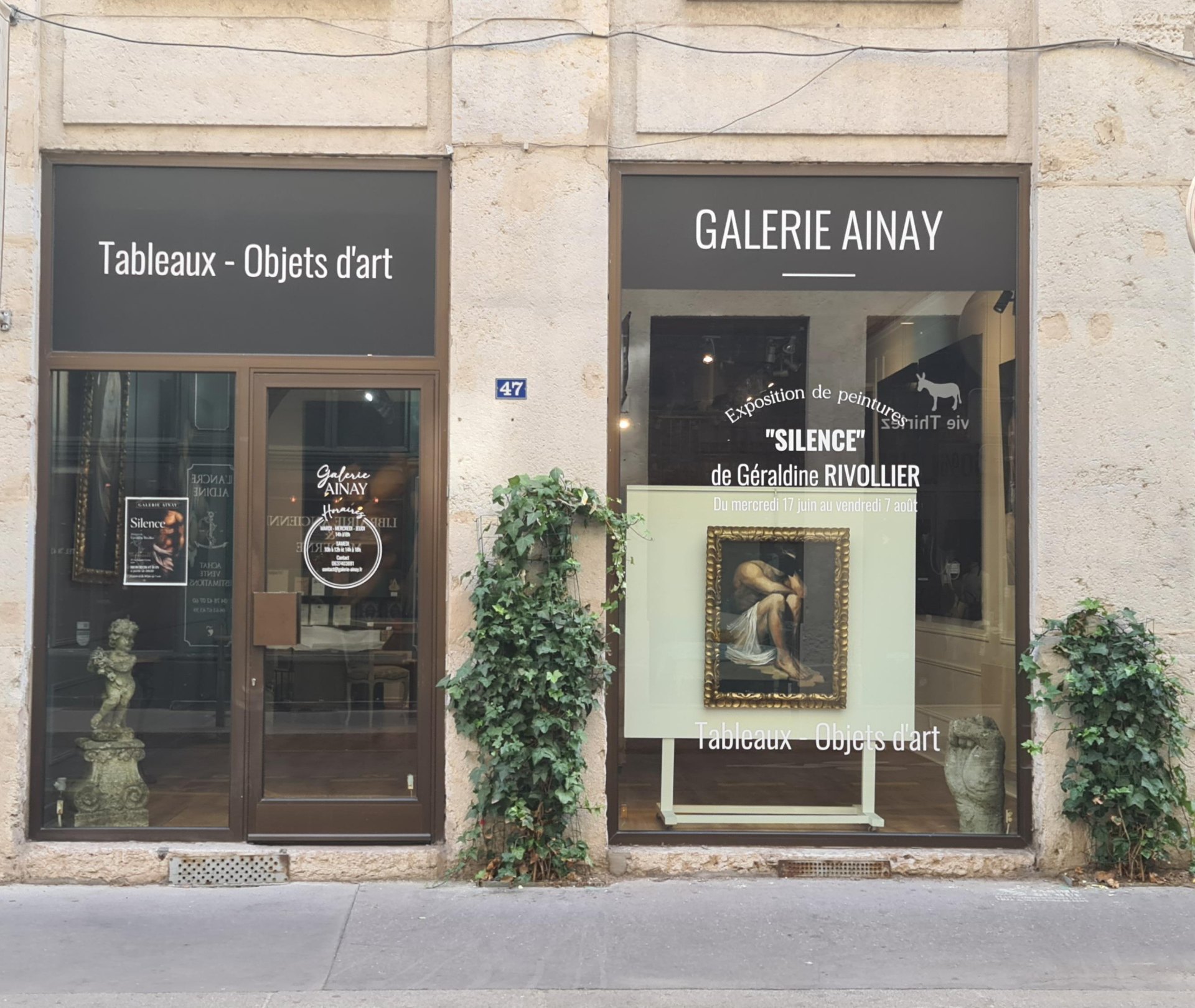 Coin atelier avec pinceaux et peintures