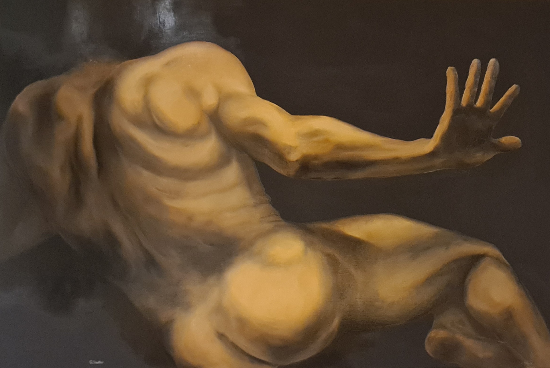 Sursaut — torse masculin doré se cabrant dans la pénombre, main tendue paume ouverte, huile sur toile, Galerie AINAY