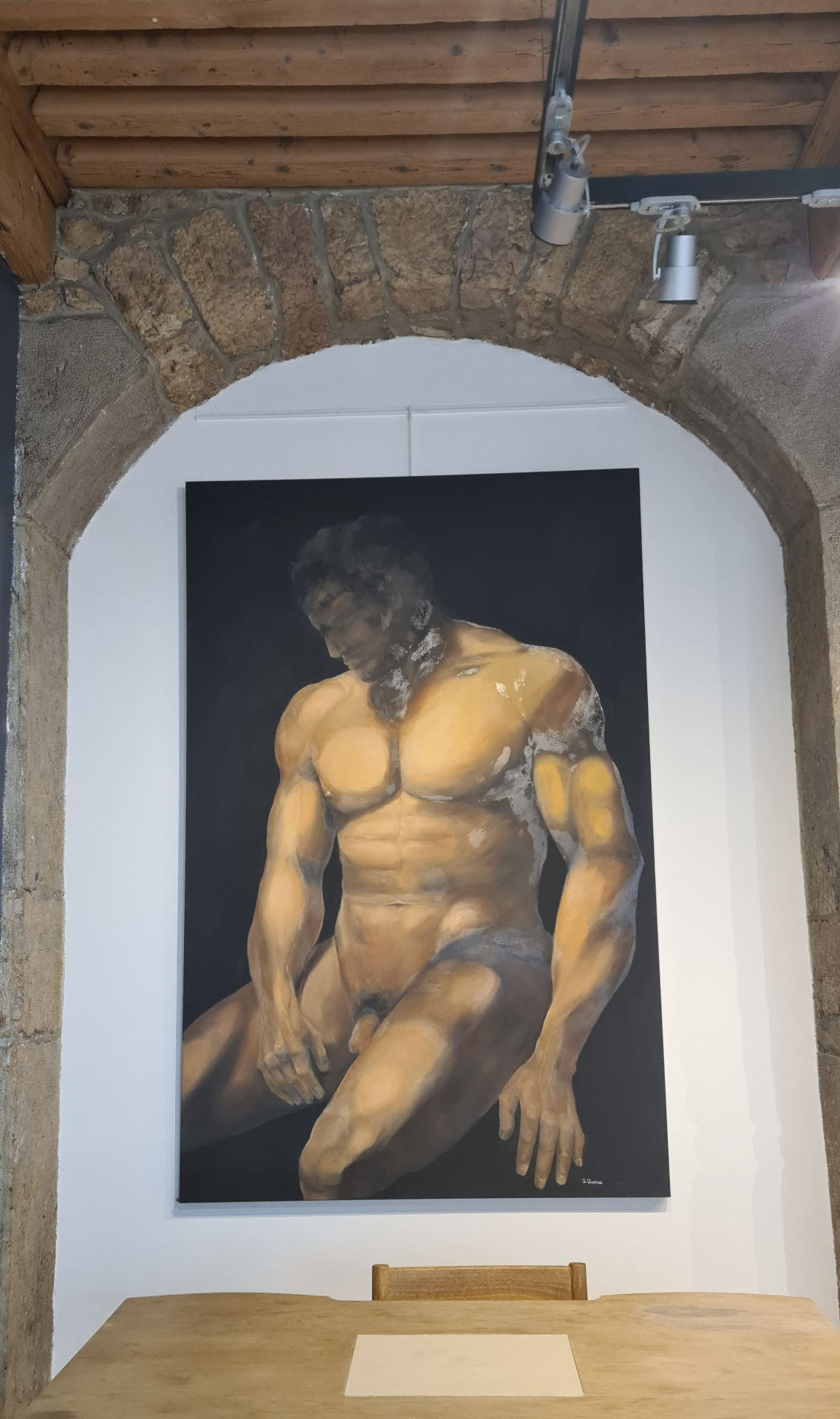 Étude de nu masculin — vue in situ sous l'arche en pierre de la Galerie AINAY