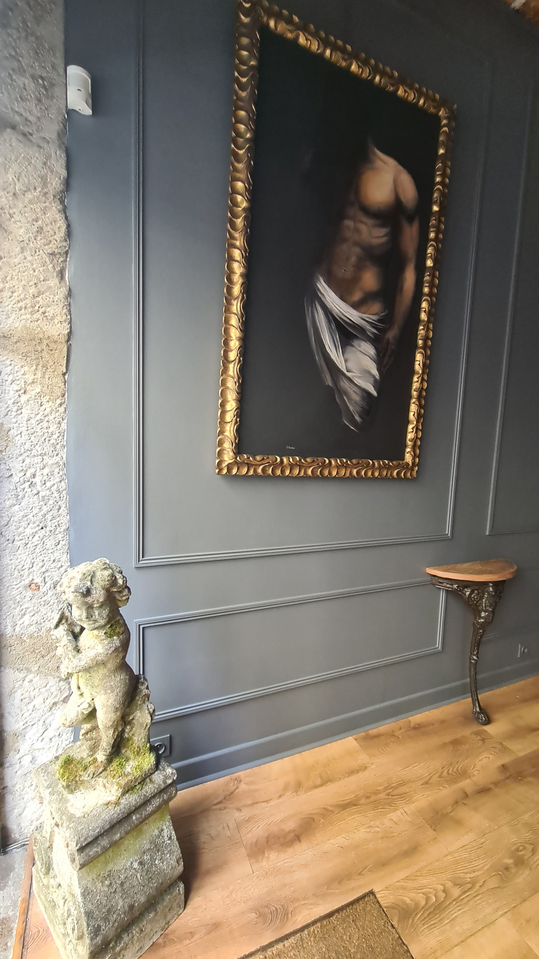 Œuvre encadrée d'un cadre doré, exposée à la Galerie AINAY