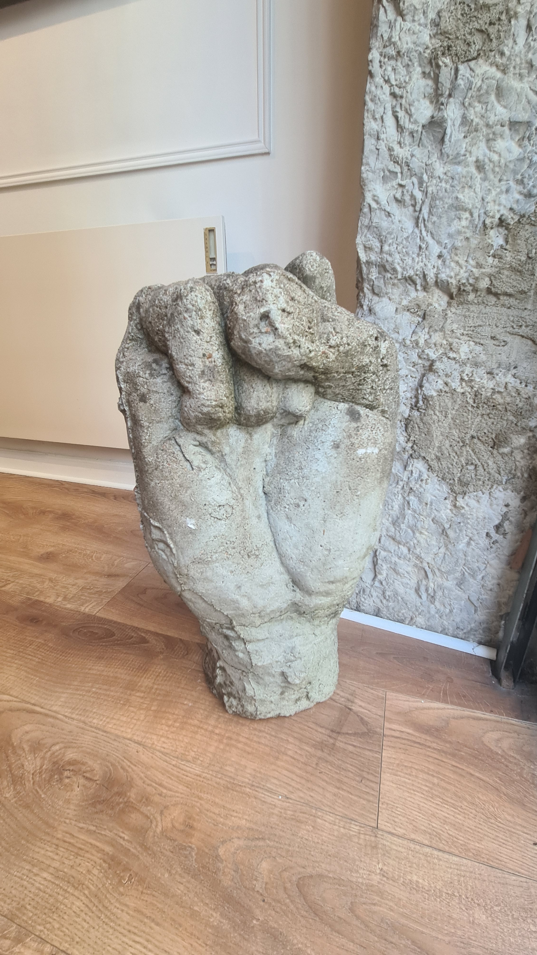 Sculpture en pierre : main serrée, détail dans la galerie