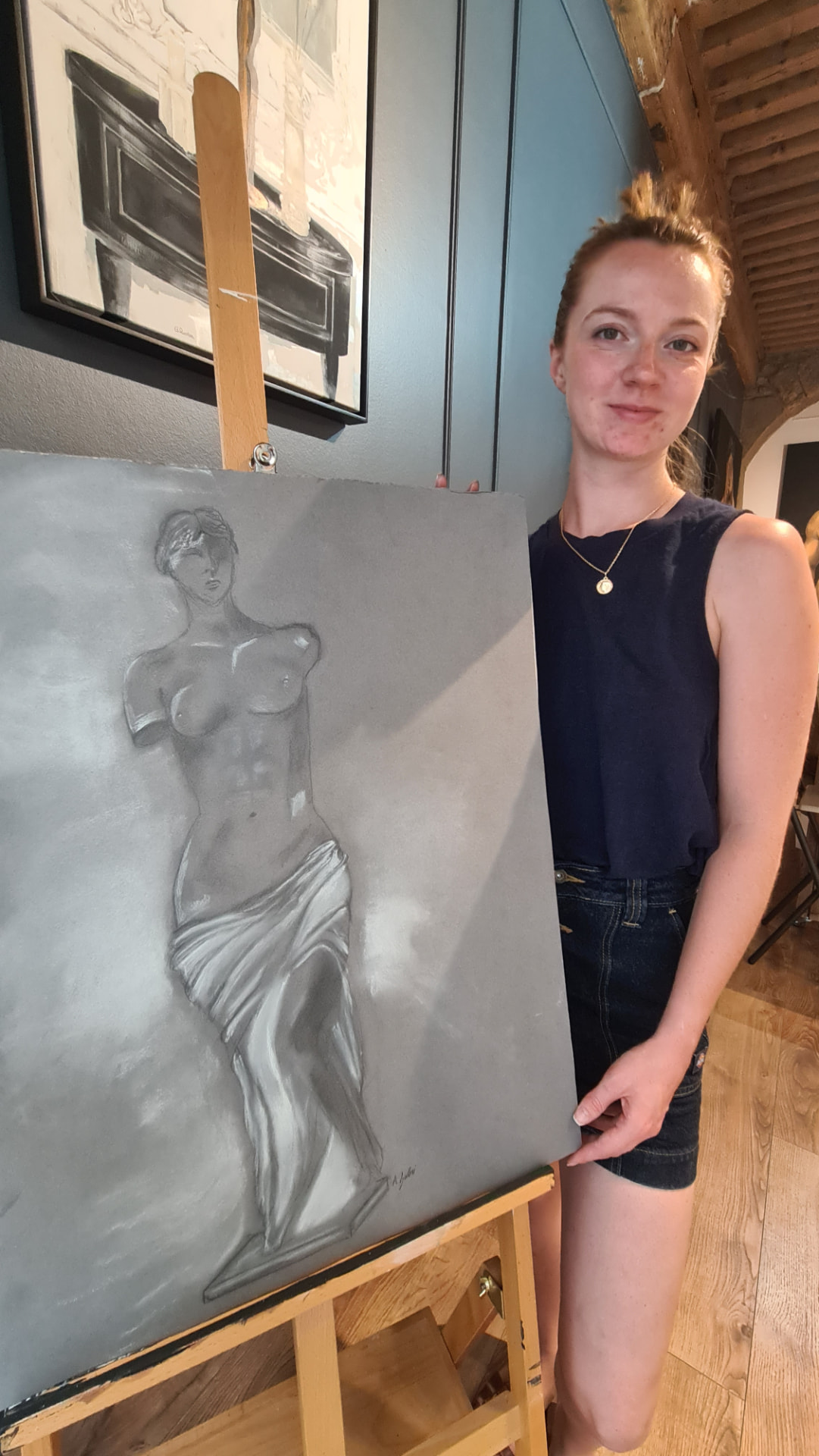 Amandine avec son dessin au pastel de la Vénus de Milo
