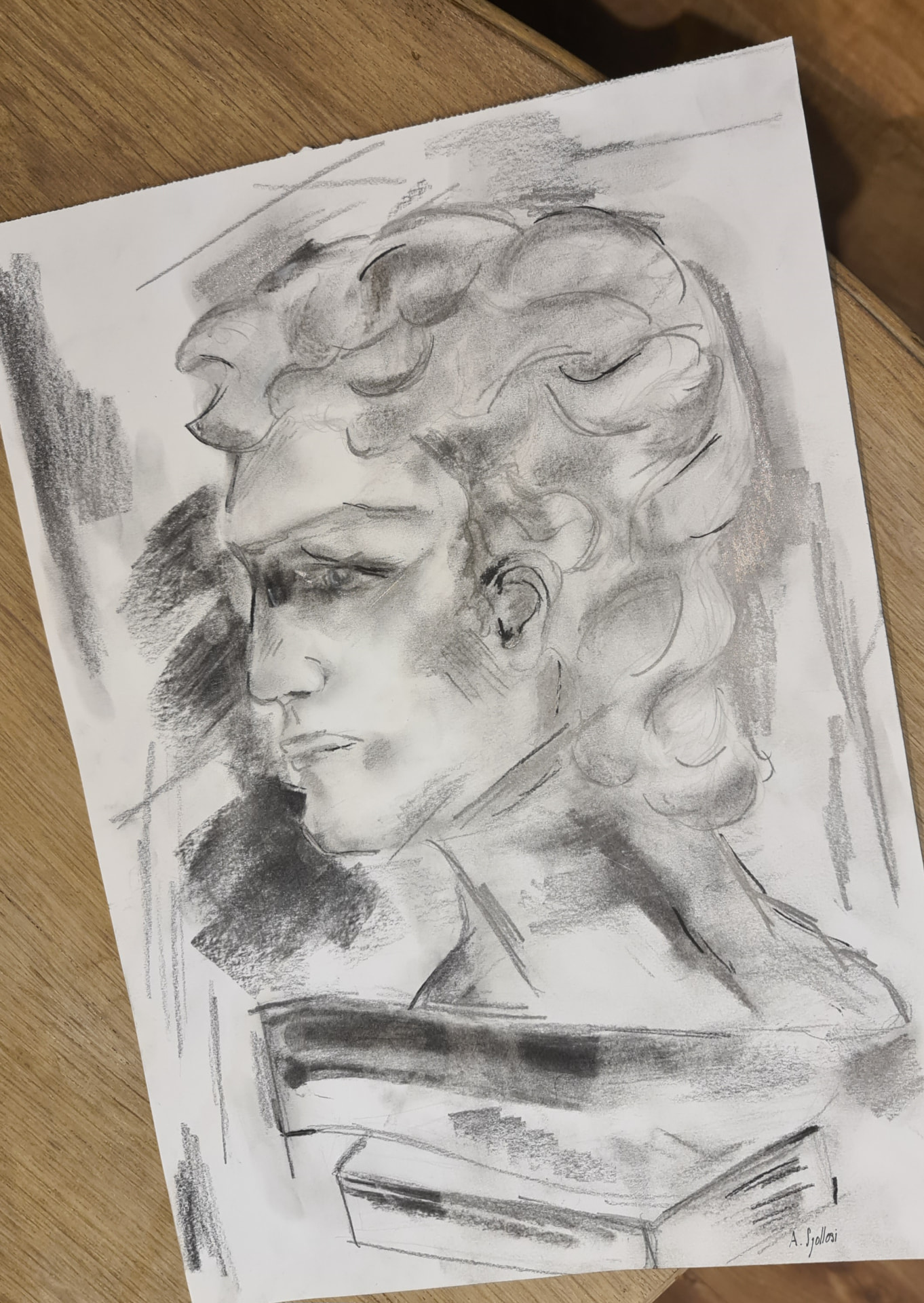 Portrait au fusain d'un buste antique réalisé à l'atelier
