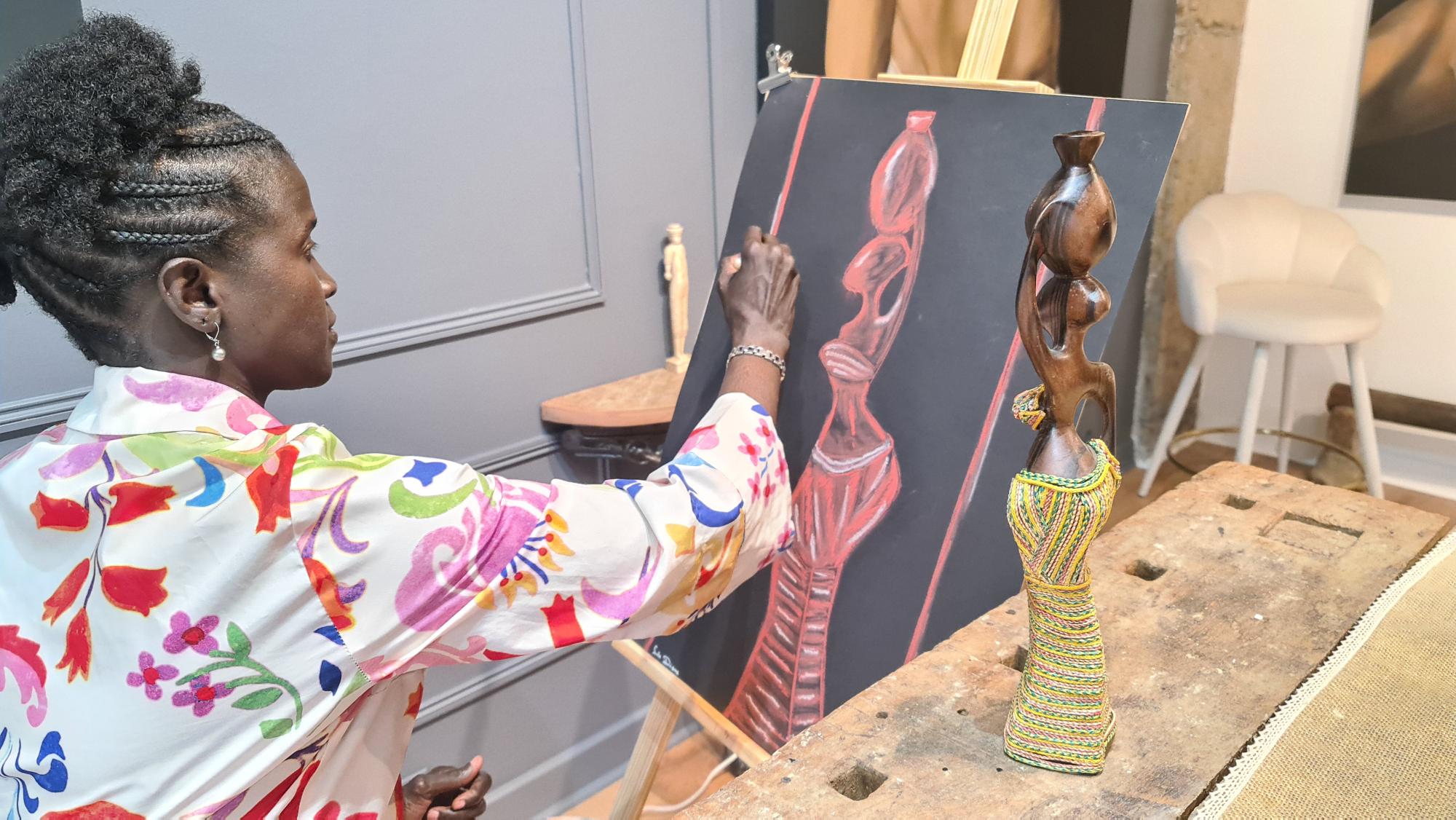 Fanta réalisant sa première production à la sanguine à l'atelier