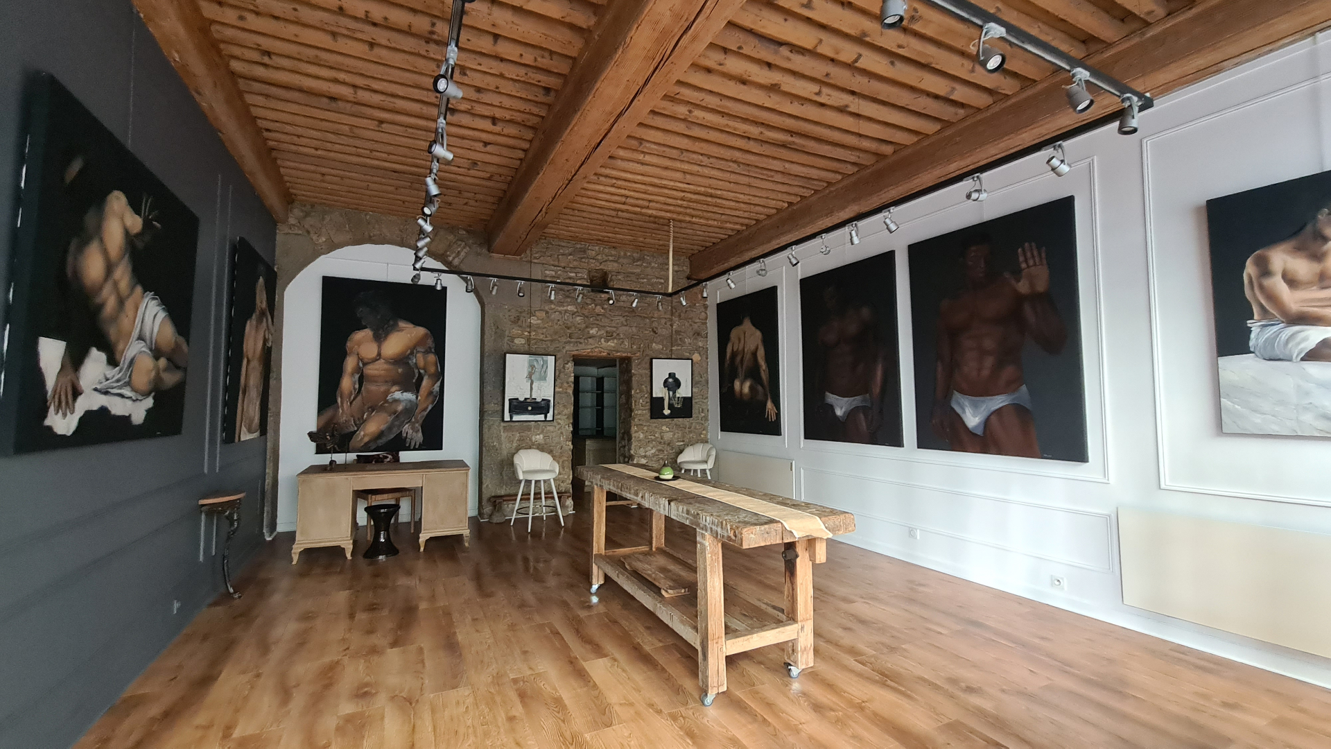 Vue d'ensemble de la Galerie AINAY — accrochage en cours, œuvres figuratives
