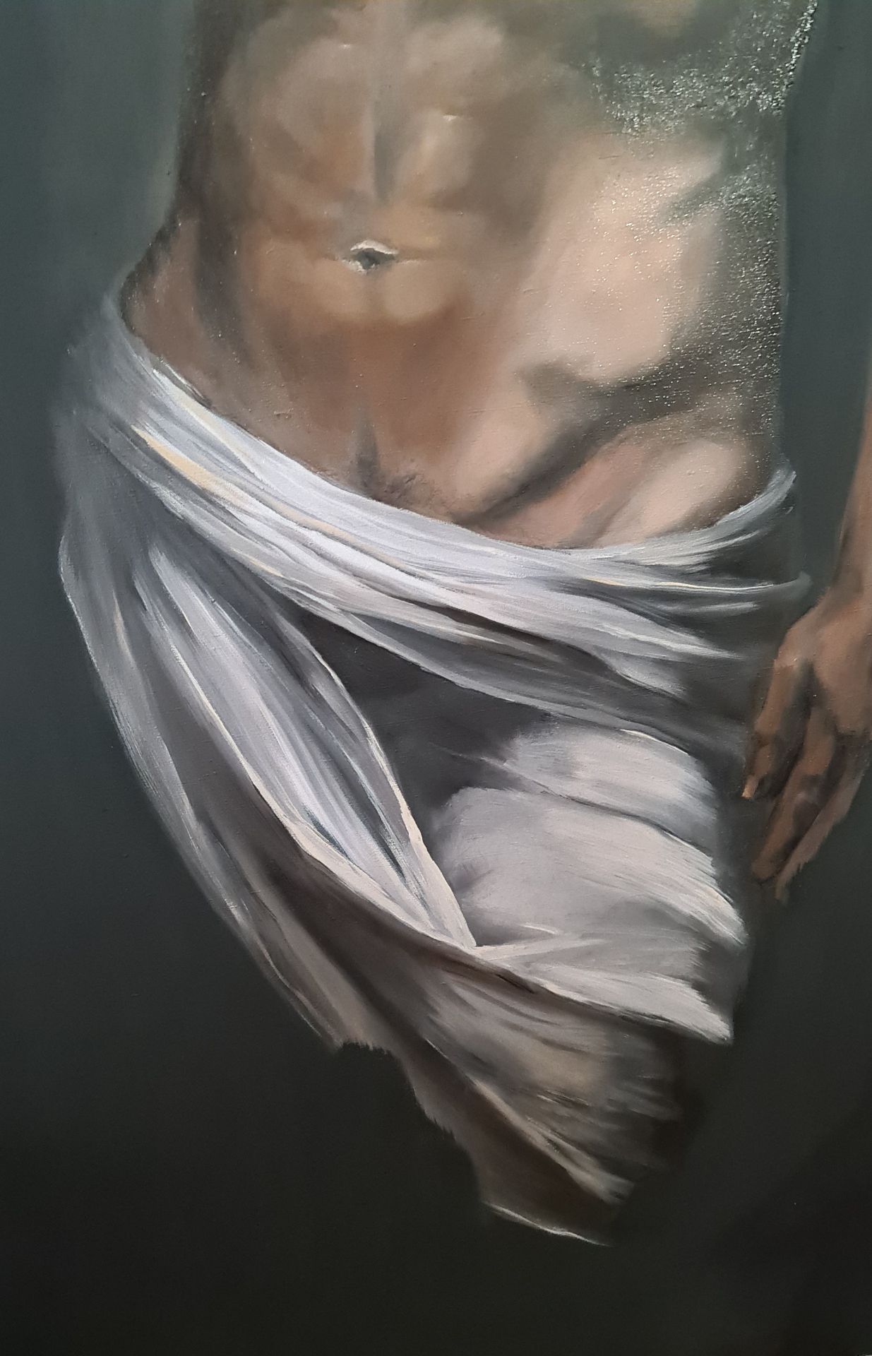 Calme et posée — détail du drapé blanc