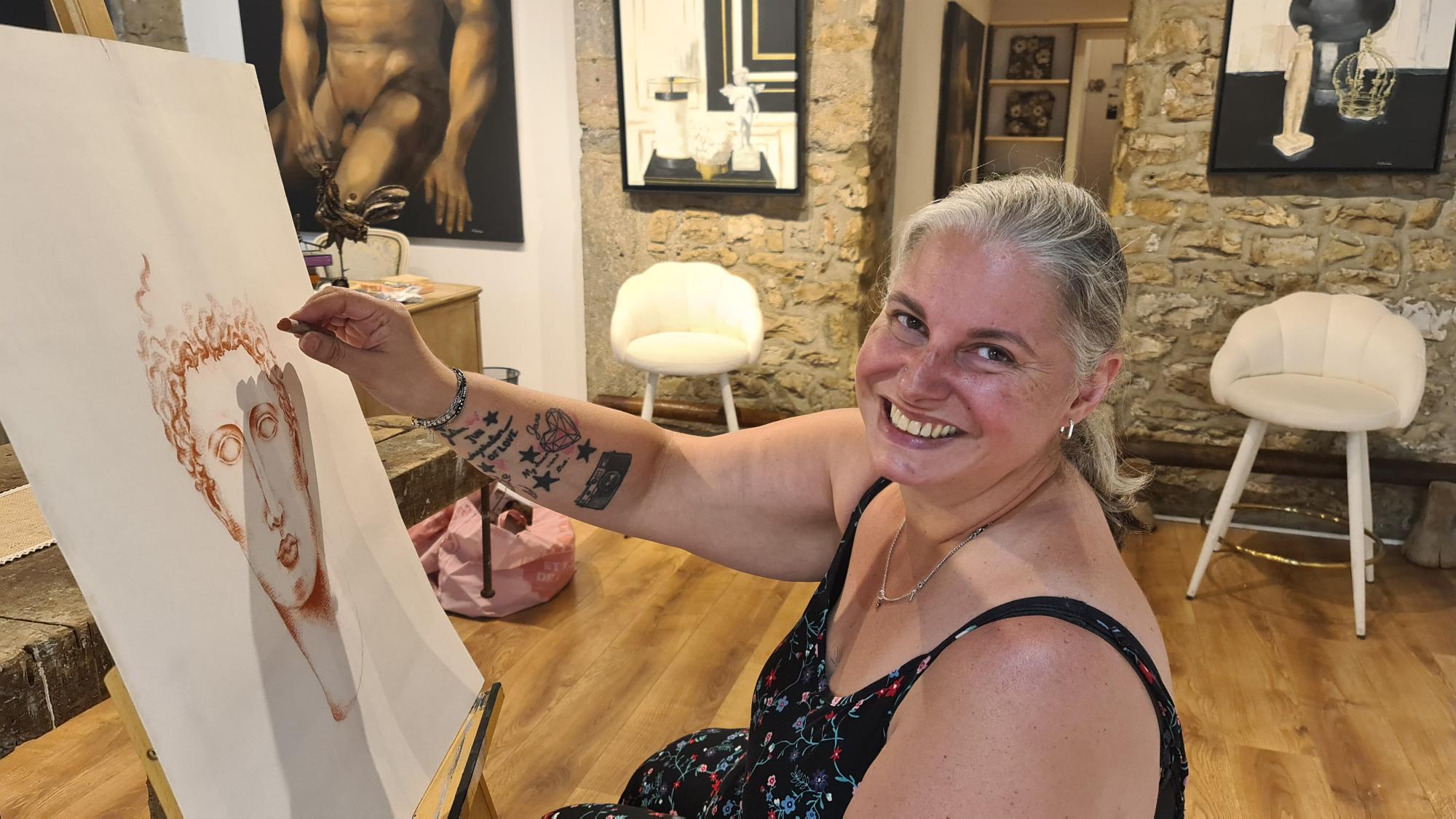 Maud, élève de l'atelier, en train de dessiner