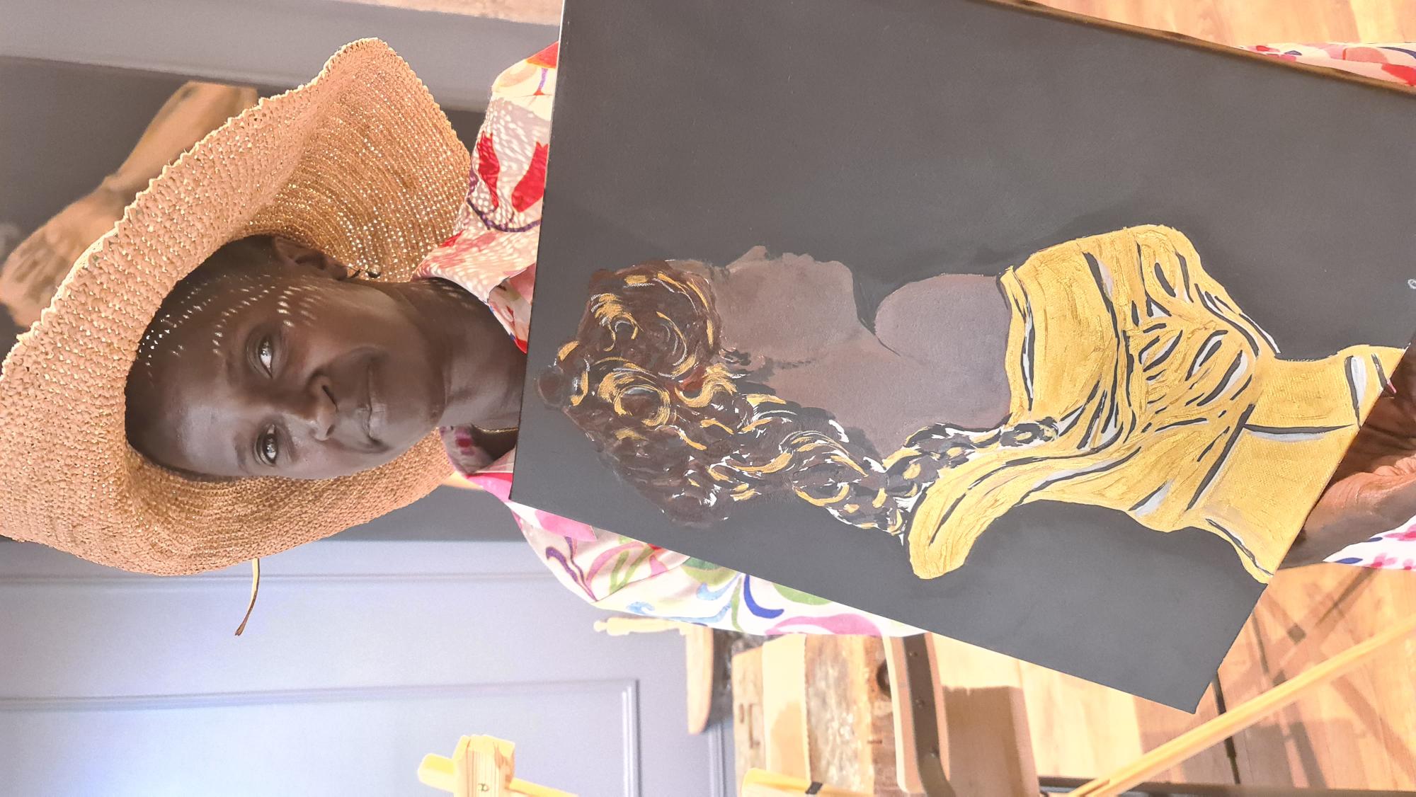 Élève présentant son buste antique peint à l'acrylique or et noir